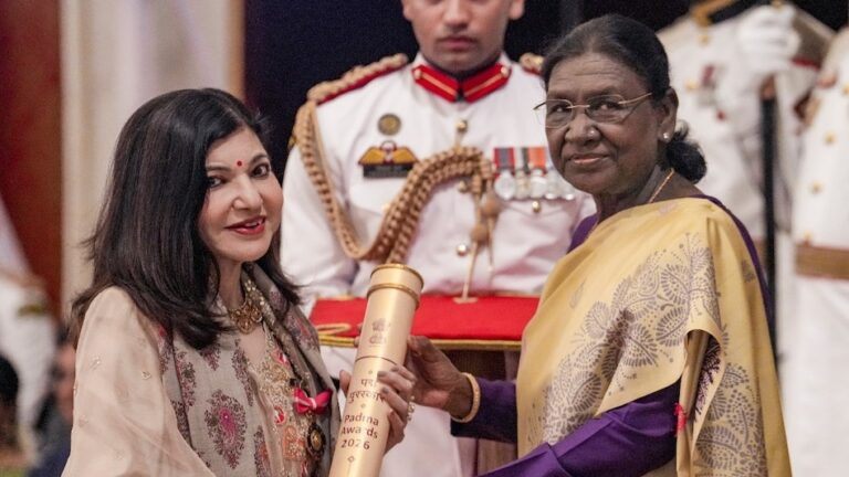 পদ্মভূষণ সন্মানৰ পিছতেই অনুৰাগীৰ উদ্বেগ! শ্ৰৱণ শক্তি হেৰুৱাৰ সৈতে যুঁজিছে অলকা য়াগনিক, গুৰুতৰভাৱে অসুস্থ নেকি কিংবদন্তি কণ্ঠশিল্পীগৰাকী?