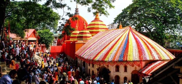 ৪ দিনীয়া অম্বুবাচী মহাযোগৰ সামৰণি: আজি পুৱা ভক্তৰ বাবে খোল খালে কামাখ্যা মন্দিৰৰ দুৱাৰ, মাৰ আশীৰ্বাদ ল’বলৈ ভক্তৰ ঢল