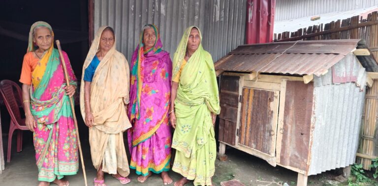 অৰুণোদয় আঁচনি ৰ পৰা নাম কৰ্তন: চিকিৎসা আৰু অন্নৰ অভাৱত জীৱন-মৰণৰ সৈতে যুঁজিছে ফুলেৰচৰৰ বহু দৰিদ্ৰ বৃদ্ধ-বৃদ্ধা।