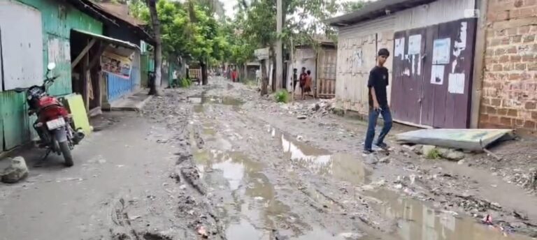 হাটশিঙিমাৰী ছুপাৰ মাৰ্কেটৰ পথৰ জৰাজীৰ্ণ অৱস্থা: অতি শীঘ্ৰে মেৰামতিৰ দাবী।