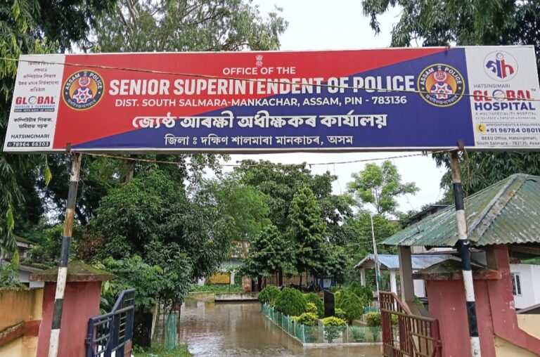 দক্ষিণ শালমাৰা-মানকাচৰৰ এছ.পি. কার্যালয়ৰ সমীপত ভয়াবহ জলাবদ্ধতা।