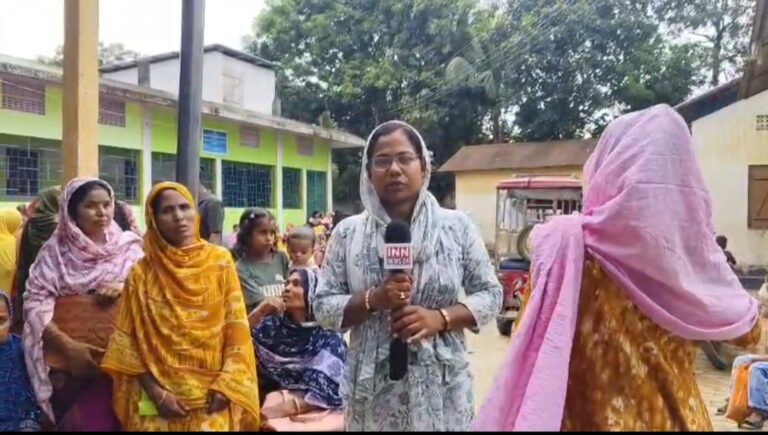 আধাৰ সংযোগৰ বাবে ফুলেচৰ জিপিত আত্মসহায়ক গোটৰ মহিলাৰ ভিৰ।