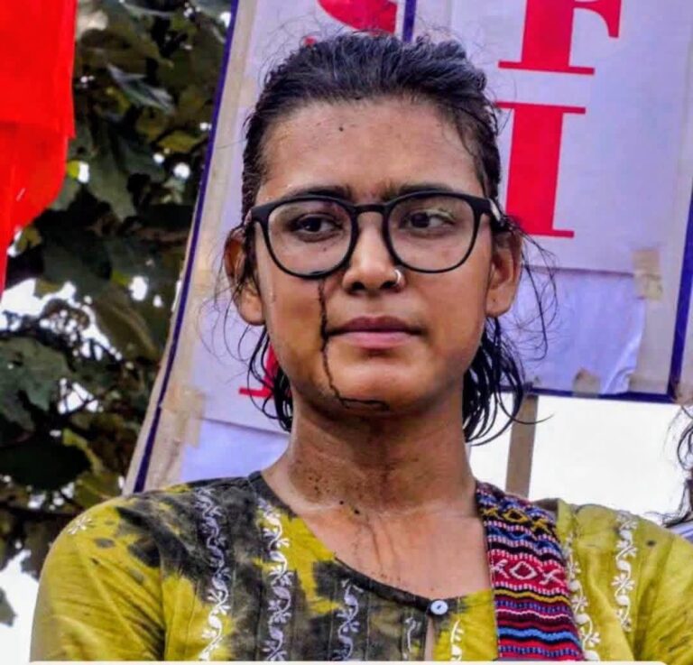 ঝাৰখণ্ডৰ প্ৰতিবাদ সভাত বাওঁপন্থী নেত্ৰীক লৈ সৃষ্টি হোৱা বিতৰ্ক, সামাজিক মাধ্যমত ভাইৰেল দাবী।